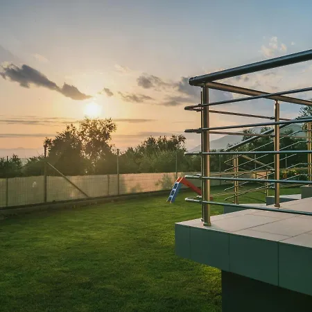 Chrilenia Apartments2 アパート *